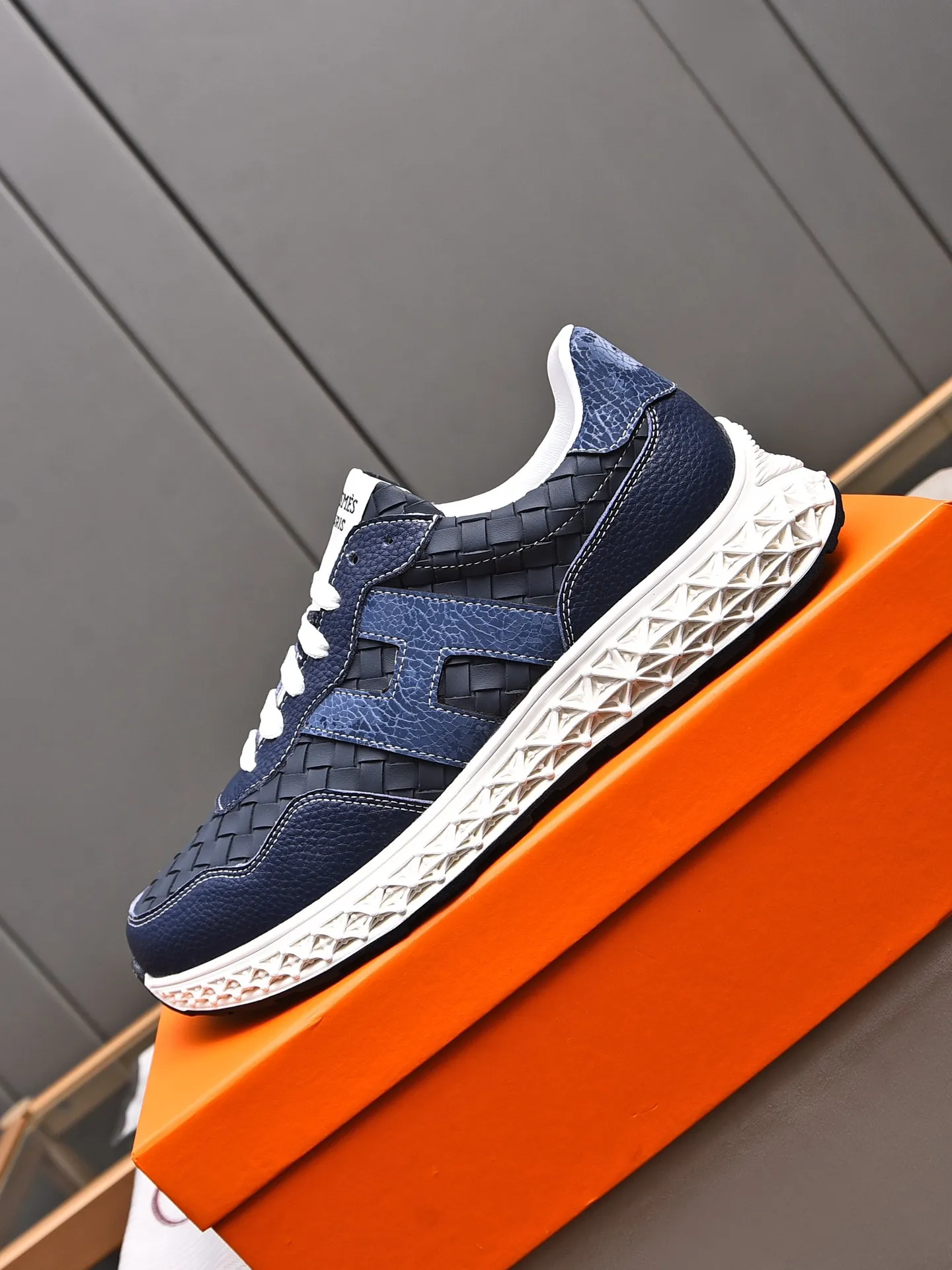 📛📛📛Men's Shoes💰P420 (Hermes)🆕Men's color-blocked sneakers, decorated with textured calfskin details. Spliced ​​with original cowhide, this shoe draws inspiration from the equestrian world, integrating technical details and practical functions. Breathable mesh, original combination outsole, high-end quality, every detail is perfectly combined! Size: 38-44 (45 can be customized)